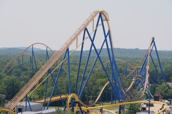 Nitro, weaving through the New Jersey woodlands (courtesy "Nitro coaster" by Dusso Janladde - Own work. Licensed via Wikimedia Commons)