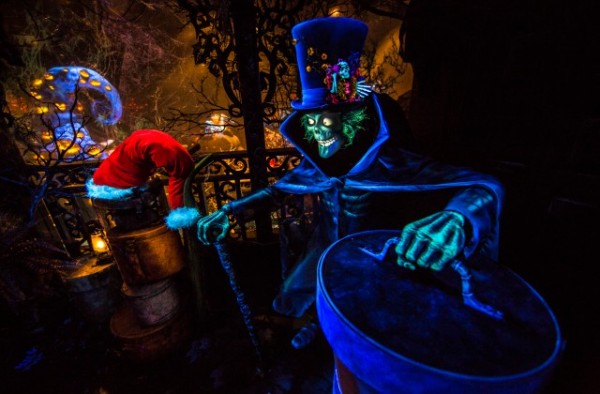 Ride overlays like the Holiday Haunted Mansion are some of what makes Disneyland great during December.