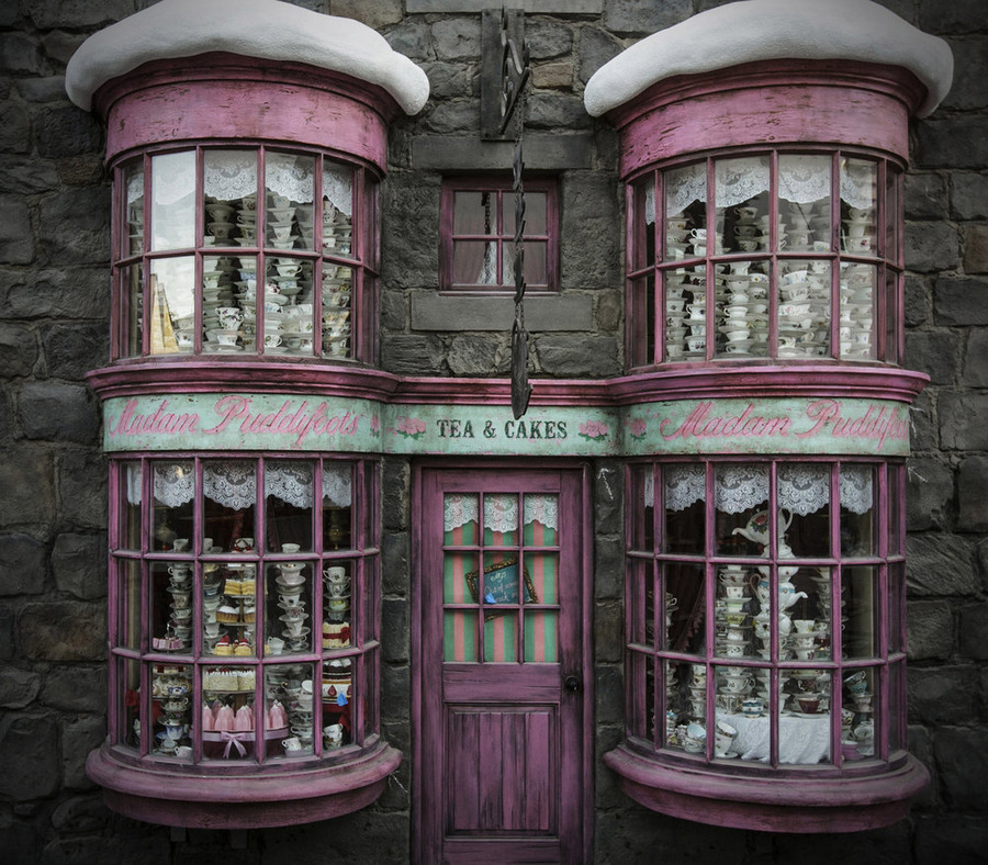 UNIVERSAL STUDIOS HOLLYWOOD -- Pictured: "The Wizarding World of Harry Potter: Madam Puddifoots" -- (Photo by: Universal Studios) HARRY POTTER, characters, names and related indicia are trademarks of and (c) Warner Bros. Entertainment Inc. Harry Potter Publishing Rights (c) JKR. (s15) (c)2015 Universal Studios. All Rights Reserved.