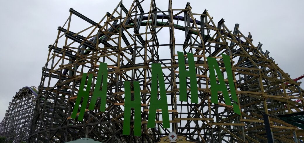 The decoration on the side of the breaking wave turn of The Joker.