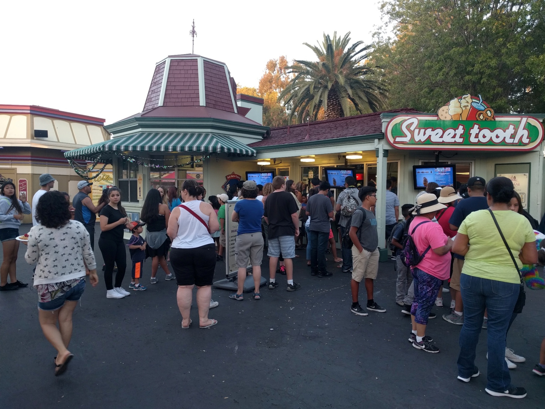 Long lines for funnel cake and beignets.